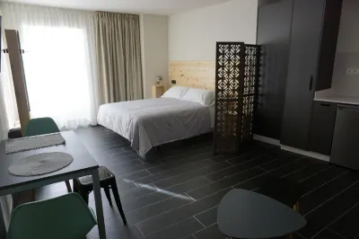 Lumen Place Apartamentos فنادق في A Marina Central