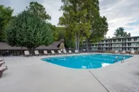 Glenstone Lodge - Rooftop Pools