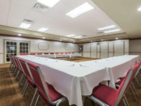 Howard Johnson by Wyndham Springfield Hotels in Springfield