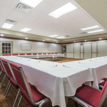 Howard Johnson by Wyndham Springfield