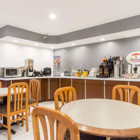 Super 8 by Wyndham Zanesville