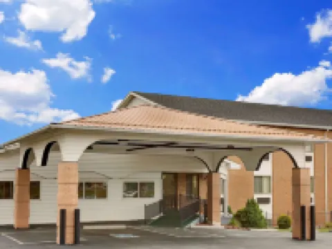 Super 8 by Wyndham Hillsville Hotels in Woodlawn