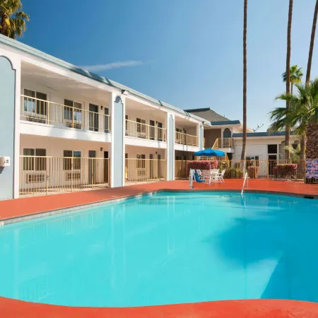 Travelodge by Wyndham Bakersfield