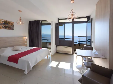 Rés. les Calanques, Studio 2 Pers Отели в г. Аяччо