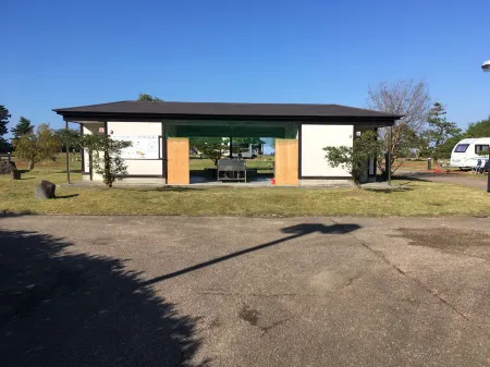 Heart Land Hills in Noto 37 Trailer House Sho Отели рядом с достопримечательностью «Notojima Glass Art Museum»