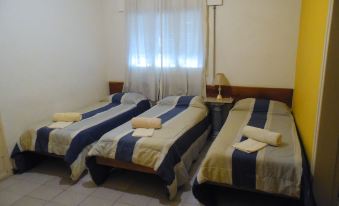 a hotel room with three beds , one on the left , one in the middle , and one on the right side of the room at Hotel San Francisco