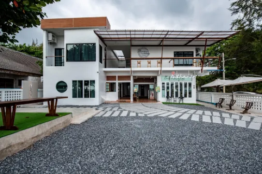 Sinai Rimtalay (โรงแรม ซีนาย ริมทะเล)