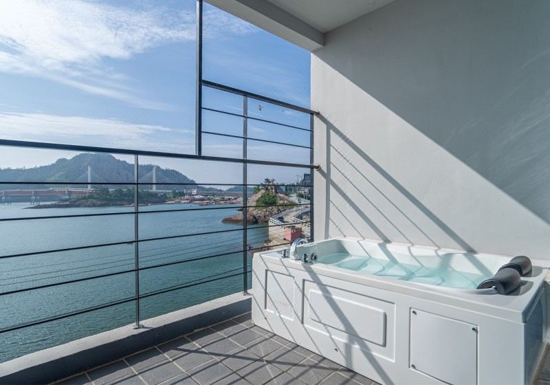 1. 윤슬로풀엔스파..