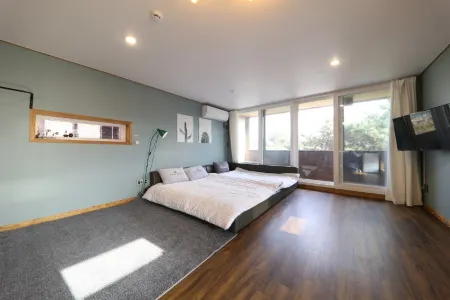 Jeju Urban Tree Pension Отели рядом с достопримечательностью «Aewol Coast Road»