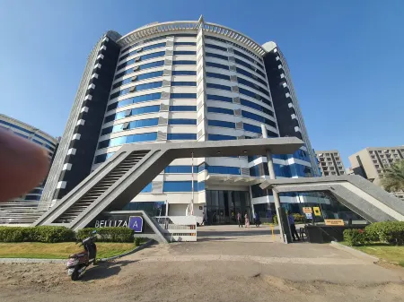 Rajhans Belliza , Hotel Apartment Units Отели в г. Сурат