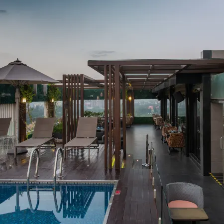 Novotel Chennai Chamiers Road Отели рядом с достопримечательностью «Храм Рамакришна Мутт»