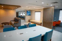 Holiday Inn Express & Suites WEST CHESTER by IHG - breakfast