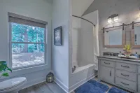 Beautiful Lakefront Studio: Dock, Fire Pit, Kayak فنادق في بارتو كاونتي