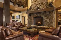 Glacier International Lodge