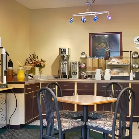 Super 8 by Wyndham Bloomington University Area