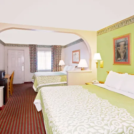 Days Inn & Suites by Wyndham Starkville