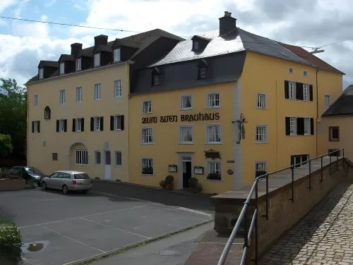 Hotel Zum Alten Brauhaus فنادق في Zemmer