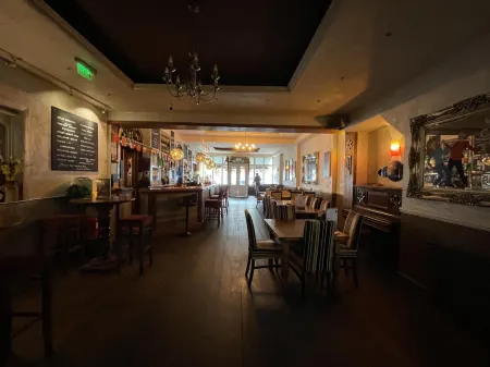 The Barrington Hotel Отели рядом с достопримечательностью «Jesus House for All The Nations»