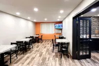 Super 8 by Wyndham Cedar Rapids - sarapan