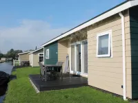 Chalet with 2 Bathrooms and a Boat, Near Giethoorn Hotels near Giethoorn Center