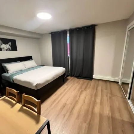 Cozy 1 Bedroom Rental with Den free parking Close to University