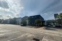 Quality Inn & Suites at Airport Blvd I-65 - parking