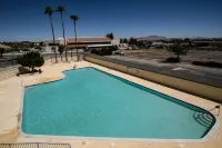 Holiday Inn VICTORVILLE by IHG - parking