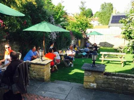 The Brewers Arms Отели рядом с достопримечательностью «Восток Ламбрук Манор Гарденс»