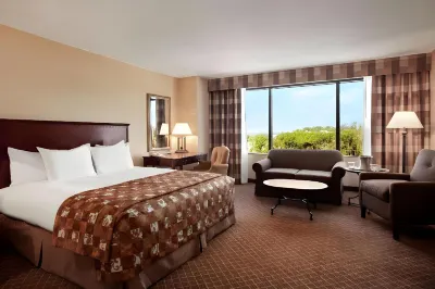 Hilton Greenville Отели рядом с достопримечательностью «Bob Jones University Dining Common»
