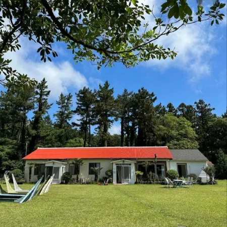 Jeju Oreum Guesthouse Отели рядом с достопримечательностью «Пляж Сехва»