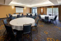 Courtyard Grand Rapids Airport فنادق في Kentwood