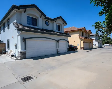 New Designer Home Monthly Stay Near Disney Universal Dtla and Beaches. Hoteles en El Monte