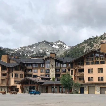 Prime Location Inside Palisades Village.  Steps to Gondola. 1 Bdrm -Sleeps 4