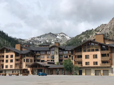 Prime Location Inside Palisades Village.  Steps to Gondola. 1 Bdrm -Sleeps 4 Отели рядом с достопримечательностью «Squaw Valley Ski Area»