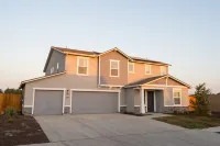New Spacious 5 Bed 3 Bath Vacation House near Sequoia /w Tub, BBQ, EV