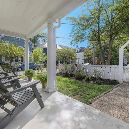 Corner House - Cozy Five Star 2 Bedroom Suite. Downtown and Stadium. Parking!
