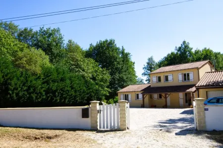 5-bed house with pool in Dordogne, walk to beach and restaurants