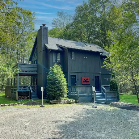 Poconos Hideaway - Fire Pit, Grill, Hiking and Water Parks Nearby.