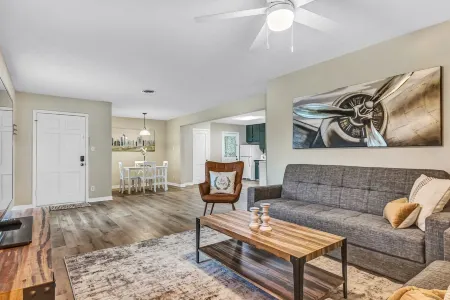 Charming 2/1 Cottage-Style House Near Texas A&M, Recently Updated