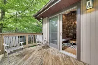 Spacious Lakefront 4 bedroom, 2 bath Mountain Retreat with Private Beach, Kayaks Hotel a Clifton Township
