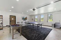 LUX Modern "Treehouse" on Private Lake - Gameroom, Kayaks, Bunkhouse, more!