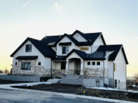 Brand new apartment, sleeps 10, IDEAL location in Utah county. High end finishes