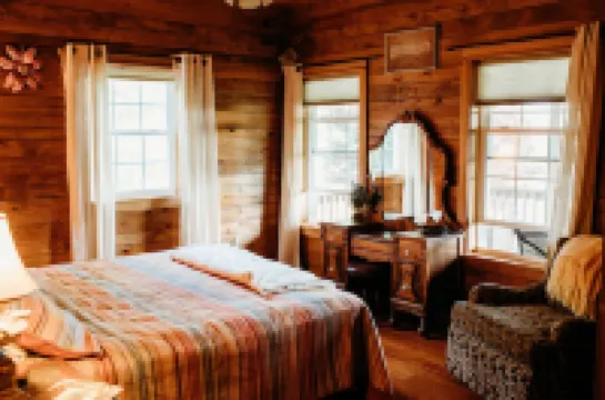 Unwind in Nature's Solitude: Discover our mountain farmhouse getaway