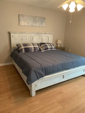 Townhome close to beach (sleeps 11) Отели в г. Наварр