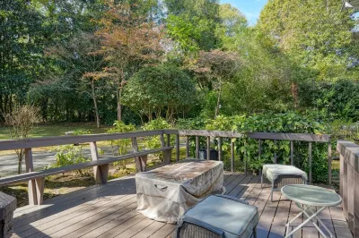 Tranquil and Stylish 4BR House Surrounded by Nature in Spartanburg ダンカン・パーク湖周辺のホテル