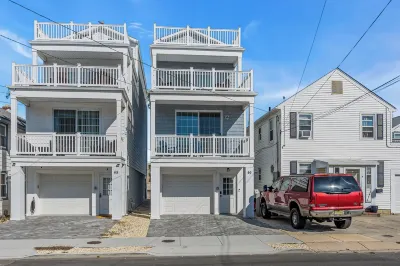 1/2 Block 2 Beach, Rooftop Balcony, Linens + Towels included. Hotels near Coin Castle