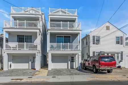 1/2 Block 2 Beach, Rooftop Balcony, Linens + Towels included.