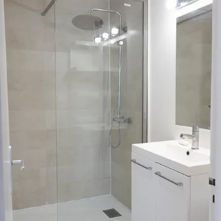 NEW! 2 Pieces Design, Downtown, 200 m beaches, air conditioned