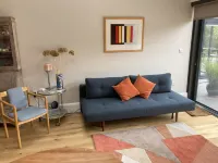 Self-contained annex close to town centre