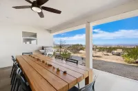 Quail Crossing-Modern Poolside Retreat w/Hot Tub. Close to remote JTree entrance Hotel a Twentynine Palms